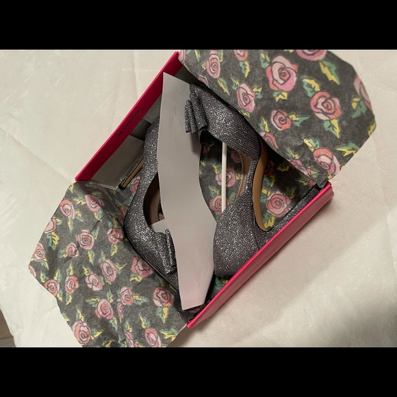 Betsey Johnson, size 8, Pewter with Bow - Picture 2 of 4